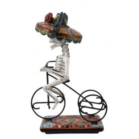 Ciclista Catrina - Statue von La Catrina auf einem Fahrrad